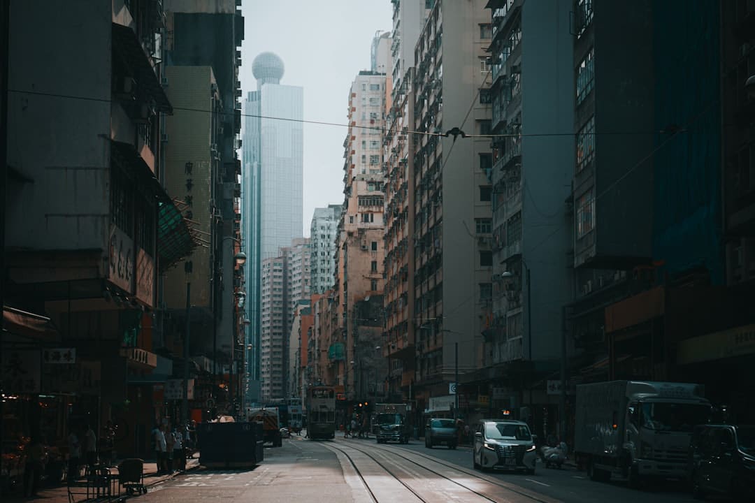 韩国男团成员遭受粉丝过度身体触摸 现场一片紊乱
